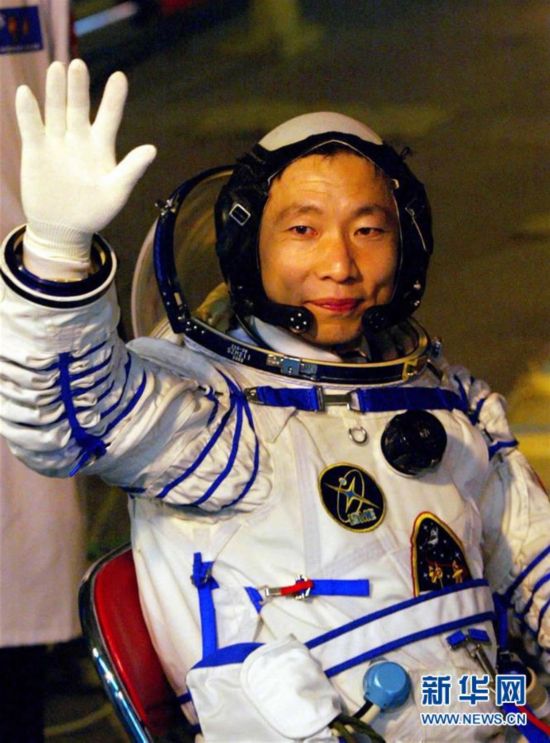 2003年10月15日,执行中国首次载人航天飞行任务的航天员杨利伟出发