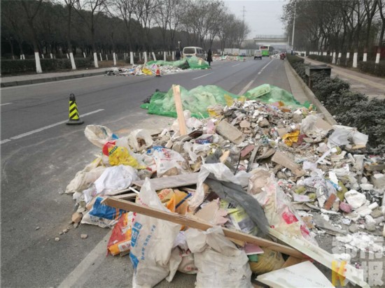 西安三环上现建筑垃圾 占用俩车道车辆通行受