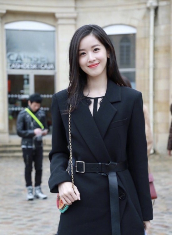 章泽天亮相巴黎时装周 黑色收腰西服时髦优雅