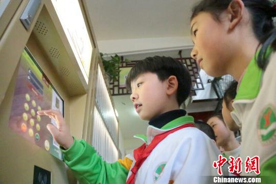 江西一小学无人智能微图书馆让师生享悦读