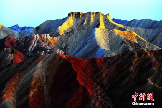 甘肃张掖七彩丹霞冬日暖阳下如打翻调色板