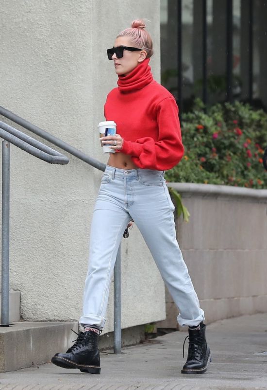Hailey Baldwin 1月8日于洛杉矶街拍，私服身着Orseund Iris短款上衣，Yeezy仔裤，搭配Dr. Martens马丁靴。