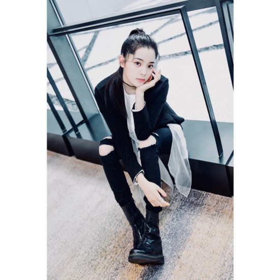 欧阳娜娜脚踩Vetements x Dr.Martens马丁靴