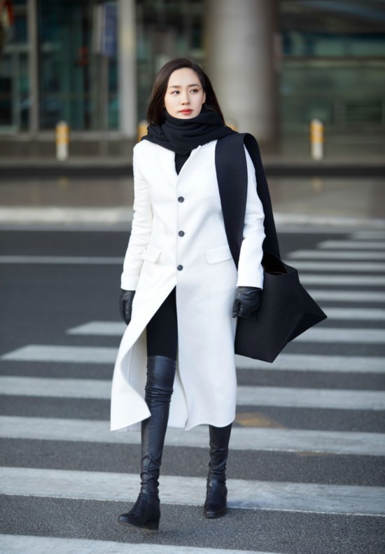 Dior白色大衣搭配黑色Céline挎包和Acne Studios围巾