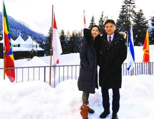 章泽天挽刘强东在雪地甜蜜合影 对老公一脸崇拜