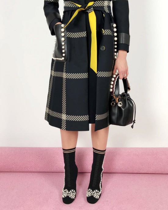 鞋履来自Fendi
