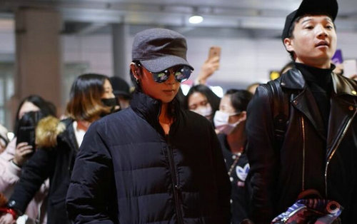 确认加盟!华晨宇深夜抵达长沙补位《歌手》2018