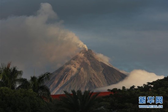 菲律宾马荣火山持续喷发