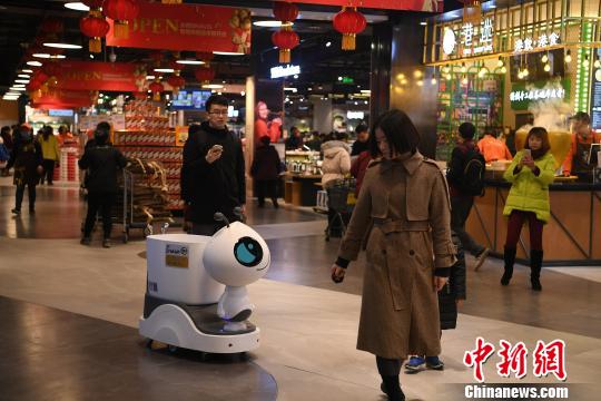 图为工作人员正在展示机器人的功能。 陈超 摄