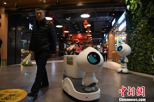 图为超市大门处摆放了机器人。 陈超 摄