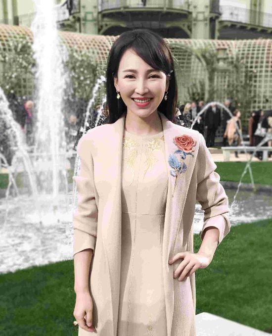 岳丽娜现身巴黎高定时装周 接连亮相晚宴及高定秀