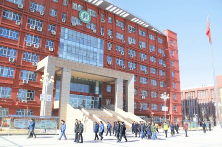 援疆干部参观哈密职业技术学院.