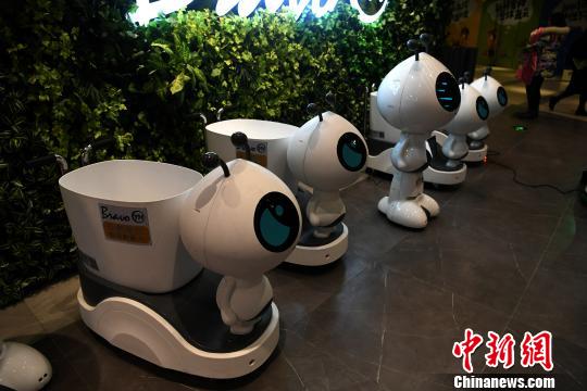 图为超市大门处摆放了机器人。 陈超 摄