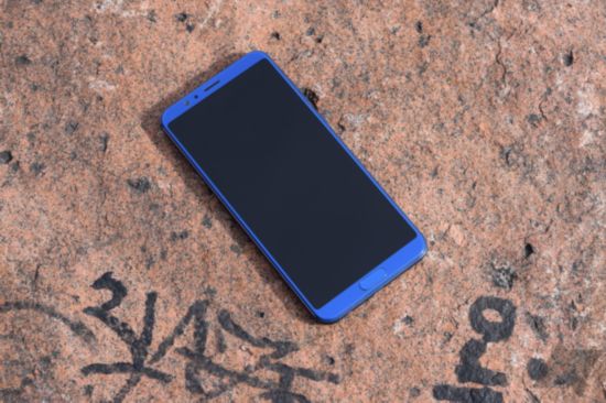 外媒评测荣耀V10:性能优越,与一加5T难分上下