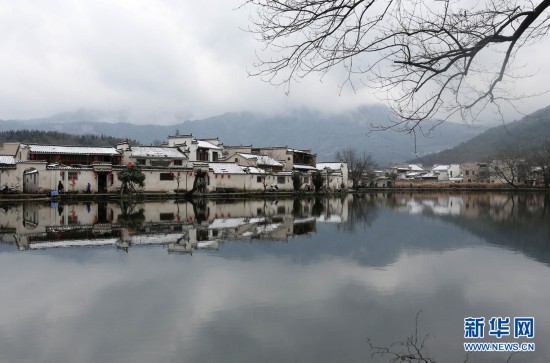 雪落宏村若水墨 粉墙黛瓦入画来