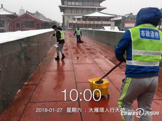 西安市政部门出动融雪车4338辆次 确保市政设