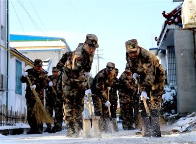 南通海安县级机关1200余名干部职工上街扫雪