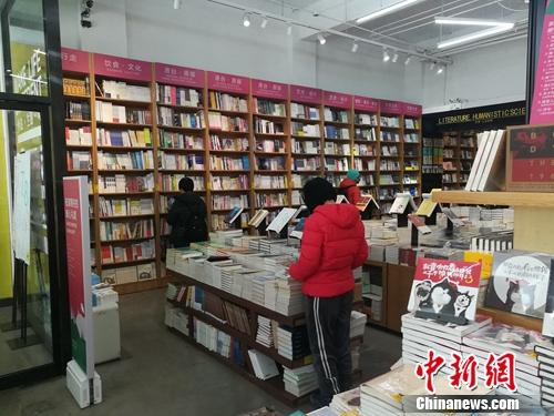 拼颜值、拼内涵……书店未来发展之路在哪里？