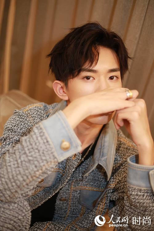 易烊千玺穿软呢外套亮相格莱美 清爽干净展纯