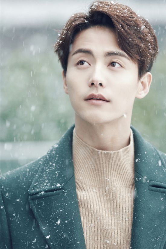 马天宇雪天写真曝光 穿绿色西服温馨又美好