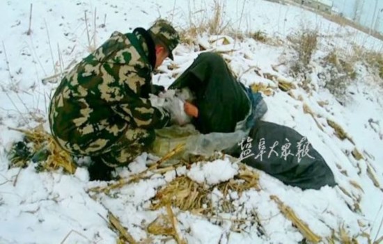 流浪汉雪天露宿农田 盐城边防警出手紧急救助