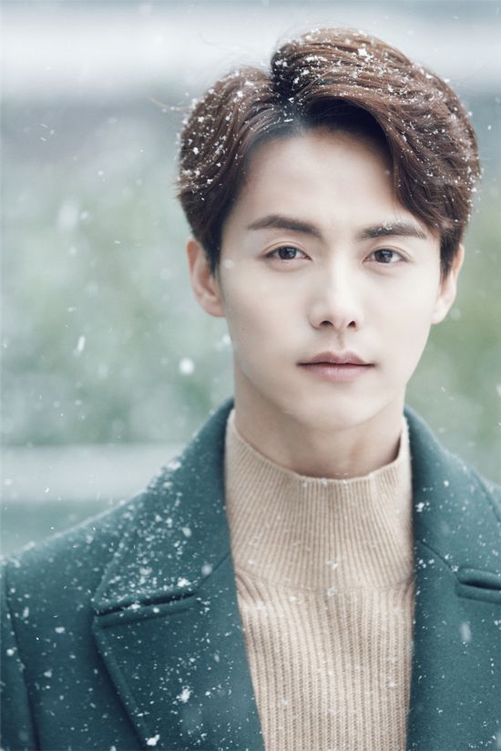 马天宇雪天写真曝光 穿绿色西服温馨又美好
