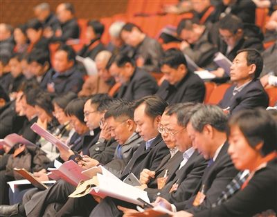 江苏省政协十二届一次会议举行第三次全体会议