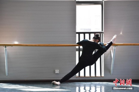 云南艺术学院艺考开考 万人同场逐梦