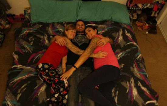 美国两女一男组家庭 感情平等生活幸福