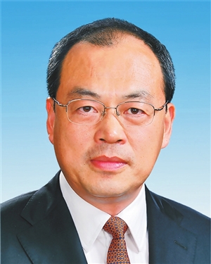 在职博士研究生学历,现任十九届中央委员,云南省委副书记,省政府省长