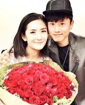 谢娜顺利诞下双胞胎女儿 张杰晒全家福感谢爱