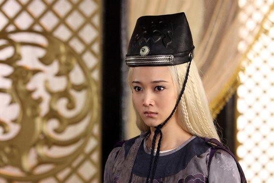 杨幂扮白发美少女 盘点白发造型明星冷艳性感