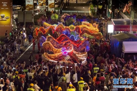 （國際）吉隆坡：180米長龍迎新年