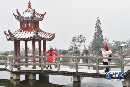 福州市连续出现降雪天气 游客在福景区赏雪