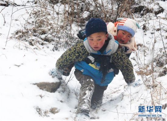 (图片故事)(1)下山,哥哥背你去新家
