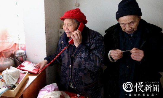 这才是秀恩爱的最高境界!钻石婚老夫妇出门