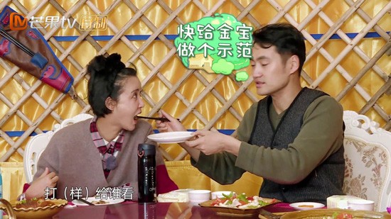 袁弘无视萌娃喂张歆艺吃饭  遭“直男”石头吐槽