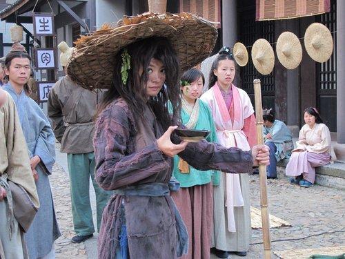 安以轩把乞丐落魄时的样子演得活灵活现.