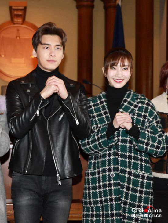 李易峰穿皮衣变包子脸 与江疏影高甜拥抱CP感