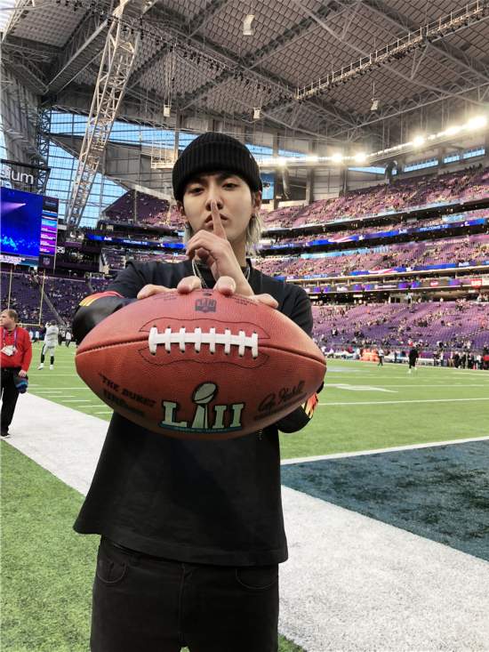 吴亦凡成超级碗首位表演华人明星 冒寒燃爆现