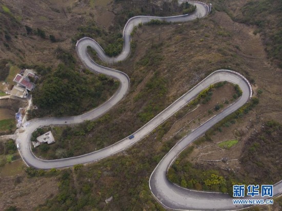 回家了,我们走在大路上