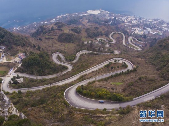 回家了,我们走在大路上