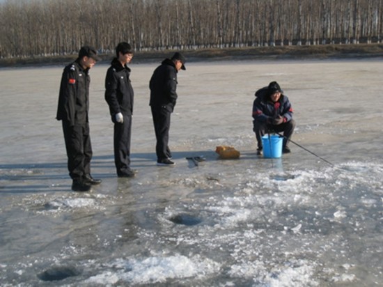 天气转暖潮白河内有人在冰上垂钓被劝离