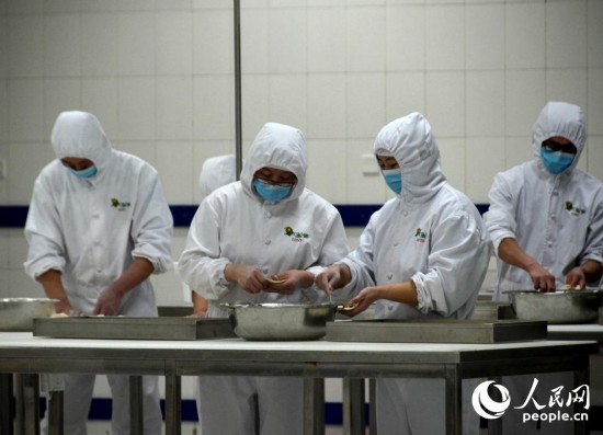 今年春运盒饭不涨价 探访高铁盒饭生产基地