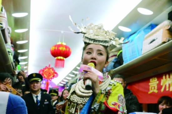 新春福包送车厢温暖游子心