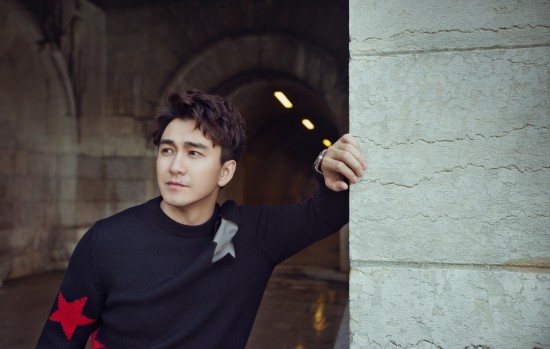 翟天临巴黎街拍暖意足 惬意享受浪漫时光