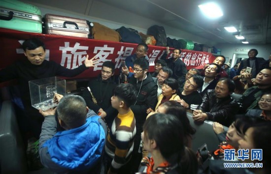 (社会)(1)农民工专列 温暖回家路
