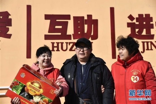 山东威海:我是你的眼--送盲人回家过年