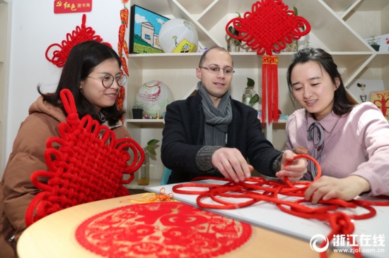 德清:老外学编中国结