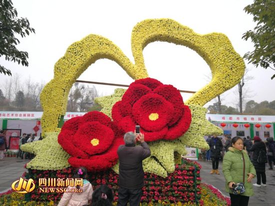 植物雕塑营造节日气氛 成都街头年味儿渐浓